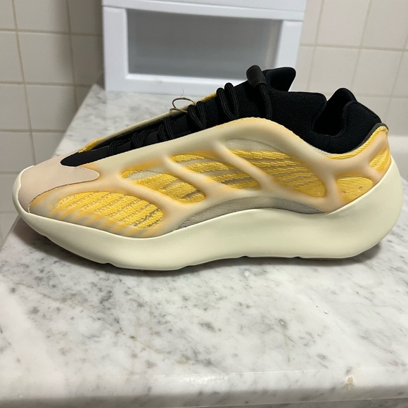 YEEZY 700 - Picture 3 of 4